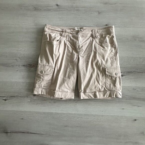 White House Black Market Bermuda/Cargo Shorts Tan 8 EUC - Picture 1 of 3